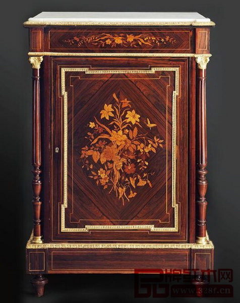 洛可可時期和中國明清時期重疊,而明清是中式家具發(fā)展的鼎盛時期,它的一些造型、裝飾特色,對洛可可風(fēng)格家具設(shè)計產(chǎn)生了較大影響,所以,洛可可風(fēng)格也可稱之為“中國-法國式樣” 洛可可時期和中國明清時期重疊,而明清是中式家具發(fā)展的鼎盛時期,它的一些造型、裝飾特色,對洛可可風(fēng)格家具設(shè)計產(chǎn)生了較大影響,所以,洛可可風(fēng)格也可稱之為“中國-法國式樣”