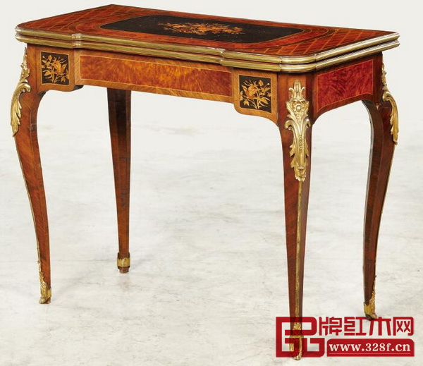 受中國家具中黃銅配件的影響,洛可可風(fēng)格的家具也大量使用了黃銅金屬配件作為裝飾 受中國家具中黃銅配件的影響,洛可可風(fēng)格的家具也大量使用了黃銅金屬配件作為裝飾