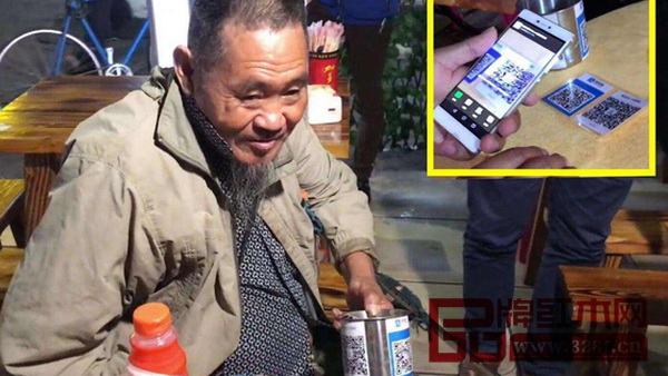 一名接受手機(jī)支付善款的乞討者 一名接受手機(jī)支付善款的乞討者