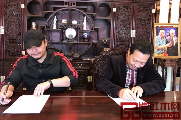 紅寶軒董事長曹兆庭(右)與頂級品牌策劃專家楊六簽署合作協(xié)議書 紅寶軒董事長曹兆庭(右)與頂級品牌策劃專家楊六簽署合作協(xié)議書