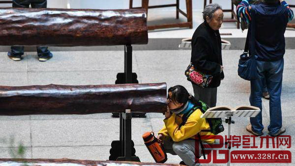 展覽現(xiàn)場一位市民正在 " 聞香 " 展覽現(xiàn)場一位市民正在 " 聞香 "