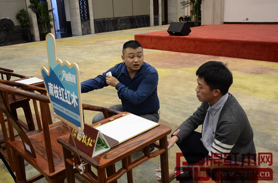 課程現(xiàn)場不少企業(yè)家對紅木家具表現(xiàn)出極大的興趣，并與南枝紅紅木總經(jīng)理余鶴天進(jìn)行了深入交流