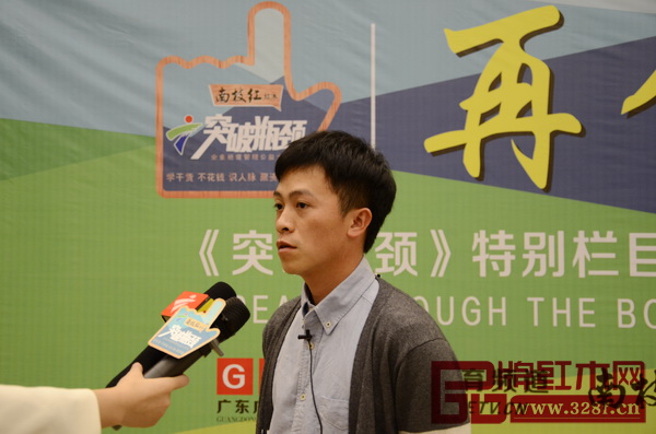 南枝紅紅木總經(jīng)理余鶴天接受現(xiàn)場采訪