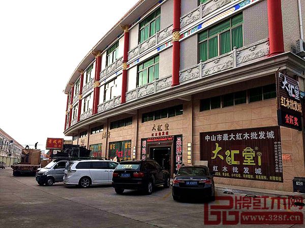 大匯堂門面停滿車輛,門庭若市 大匯堂門面停滿車輛,門庭若市