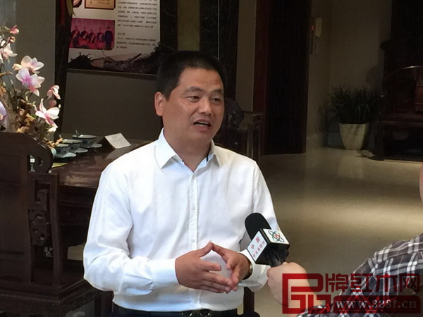 東陽中信紅木董事長李忠信接受央視采訪時表示,現(xiàn)在紅木家具企業(yè)的壓力是比較重的 東陽中信紅木董事長李忠信接受央視采訪時表示,現(xiàn)在紅木家具企業(yè)的壓力是比較重的