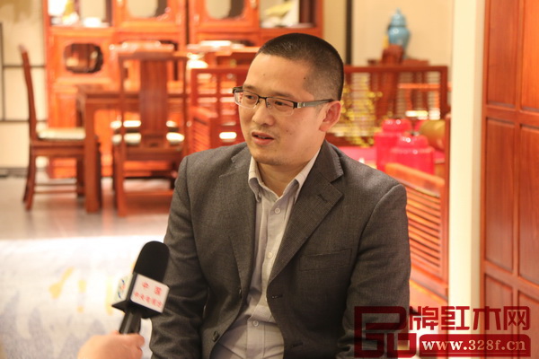 東陽明堂紅木市場總監(jiān)陳海生表示,紅木原材料價格上漲主要原因是木材主產(chǎn)國對木材出口的封關(guān)所致 東陽明堂紅木市場總監(jiān)陳海生表示,紅木原材料價格上漲主要原因是木材主產(chǎn)國對木材出口的封關(guān)所致