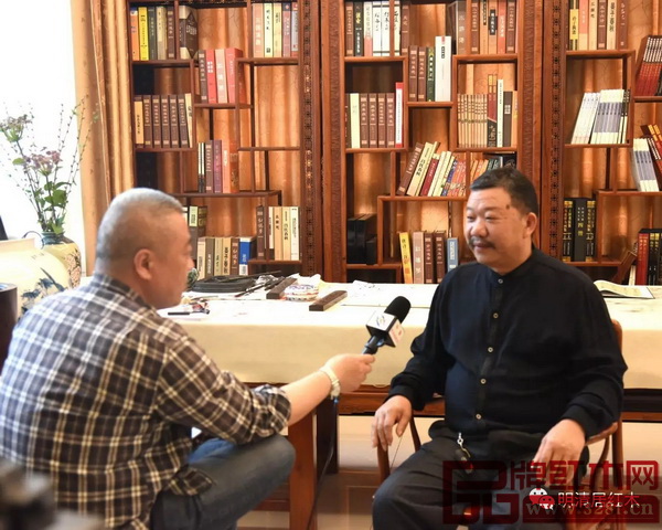 明清居董事長金彪云接受采訪時稱表示,為了降低成本,明清居在老撾建廠 明清居董事長金彪云接受采訪時稱表示,為了降低成本,明清居在老撾建廠