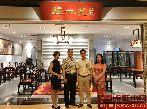 全聯(lián)藝術(shù)紅木家具專委會執(zhí)行會長、弘木傳媒CEO林偉華（右二）親臨位于廣州馬會的醉木苑展廳指導，醉木苑總經(jīng)理鄭庭華（左二）熱情接待