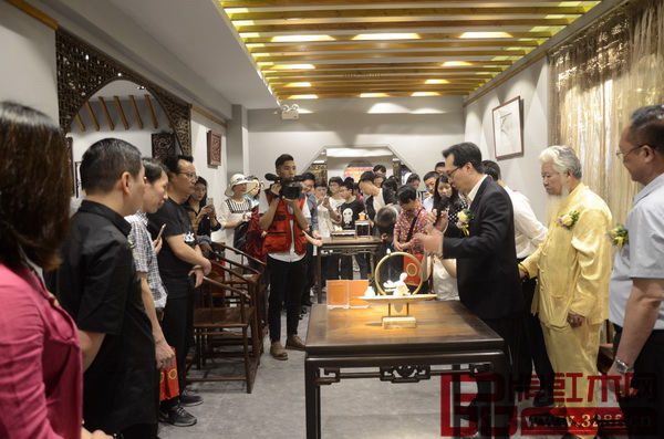 明清家具收藏家、香港古董商蔣念慈針對魯班木藝的陳列品進行了一一點評,令眾人受益匪淺 明清家具收藏家、香港古董商蔣念慈針對魯班木藝的陳列品進行了一一點評,令眾人受益匪淺