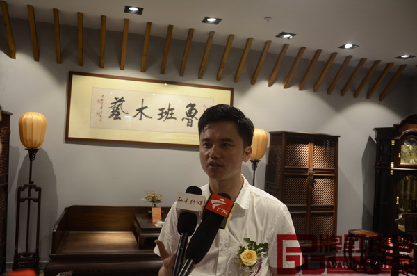 全聯藝術紅木家具專委會執(zhí)行會長、弘木傳媒CEO林偉華接受采訪時表示,魯班木藝的產品都是李愛金董事長的匠心之作 全聯藝術紅木家具專委會執(zhí)行會長、弘木傳媒CEO林偉華接受采訪時表示,魯班木藝的產品都是李愛金董事長的匠心之作