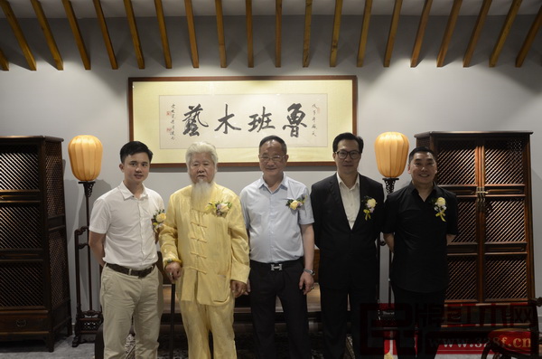 明清家具收藏家、香港古董商蔣念慈(右二),中國南氏體相預測學創(chuàng)始人南鳳魁(左二),資深古舊家具收藏家劉勇(右一),全聯藝術紅木家具專委會執(zhí)行會長、弘木傳媒CEO林偉華(左一),中國傳統工藝大師、魯班木藝董事長李愛金(左三)在魯班木藝“明式家具體驗館”合影 明清家具收藏家、香港古董商蔣念慈(右二),中國南氏體相預測學創(chuàng)始人南鳳魁(左二),資深古舊家具收藏家劉勇(右一),全聯藝術紅木家具專委會執(zhí)行會長、弘木傳媒CEO林偉華(左一),中國傳統工藝大師、魯班木藝董事長李愛金(左三)在魯班木藝“明式家具體驗館”合影
