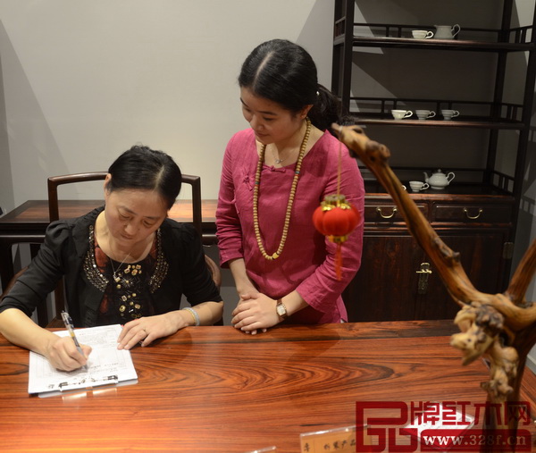 “明式家具體驗館”開業(yè)當日,魯班木藝現場簽單不斷 “明式家具體驗館”開業(yè)當日,魯班木藝現場簽單不斷