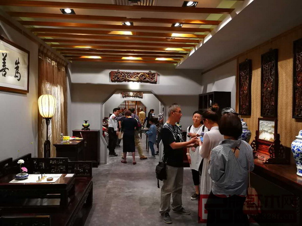 魯班木藝“明式家具體驗館”開業(yè)當日人氣火爆 魯班木藝“明式家具體驗館”開業(yè)當日人氣火爆