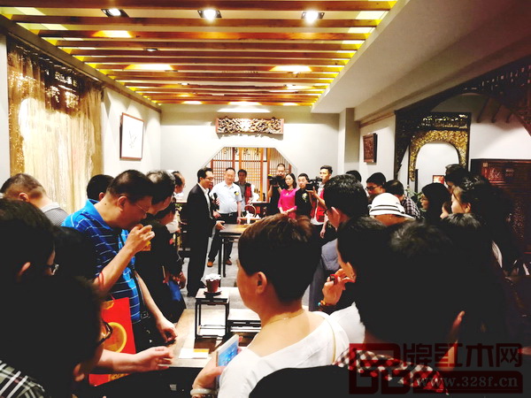 魯班木藝“明式家具體驗館”開業(yè)當日人氣火爆