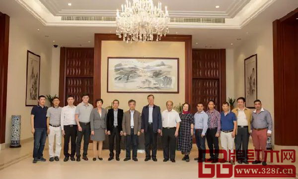 中國(guó)家具協(xié)會(huì)副理事長(zhǎng)劉金良（左八），中國(guó)家具協(xié)會(huì)副秘書長(zhǎng)吳國(guó)棟（左四），南京林業(yè)大學(xué)家居與工業(yè)設(shè)計(jì)學(xué)院院長(zhǎng)吳智慧（左七），順德職業(yè)技術(shù)學(xué)院設(shè)計(jì)學(xué)院教授劉曉紅（右六），廣州市家具行業(yè)協(xié)會(huì)秘書長(zhǎng)陳允（左五），石碁鎮(zhèn)黨委書記黃鉅林（右七），石碁鎮(zhèn)黨委、副鎮(zhèn)長(zhǎng)許兆玲（右五），永華紅木董事長(zhǎng)陳達(dá)強(qiáng)（左六），永華紅木副總經(jīng)理邱志坤（左三）及其他紅木企業(yè)代表合影留念