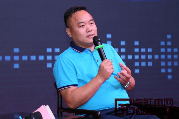 中山地天泰·國(guó)風(fēng)董事長(zhǎng)許貴祿就“好產(chǎn)品如何賣出高價(jià)值”的話題發(fā)表見解,他指出,好產(chǎn)品的價(jià)值來(lái)自于產(chǎn)品系列的協(xié)調(diào)配套、空間搭配、品質(zhì)質(zhì)量和企業(yè)服務(wù) 中山地天泰·國(guó)風(fēng)董事長(zhǎng)許貴祿就“好產(chǎn)品如何賣出高價(jià)值”的話題發(fā)表見解,他指出,好產(chǎn)品的價(jià)值來(lái)自于產(chǎn)品系列的協(xié)調(diào)配套、空間搭配、品質(zhì)質(zhì)量和企業(yè)服務(wù)