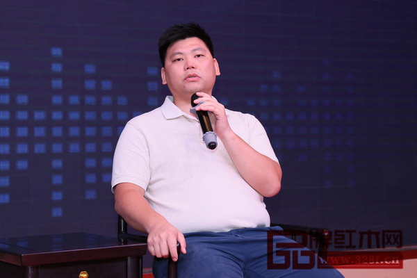 論壇上,東莞國(guó)壽紅木副總經(jīng)理王耀佳建議紅木家具企業(yè)做好“提前策劃布局、展館主題設(shè)計(jì)、前期招商、清晰現(xiàn)場(chǎng)客戶的定位”四個(gè)方面的準(zhǔn)備,以此完成展會(huì)招展工作 論壇上,東莞國(guó)壽紅木副總經(jīng)理王耀佳建議紅木家具企業(yè)做好“提前策劃布局、展館主題設(shè)計(jì)、前期招商、清晰現(xiàn)場(chǎng)客戶的定位”四個(gè)方面的準(zhǔn)備,以此完成展會(huì)招展工作