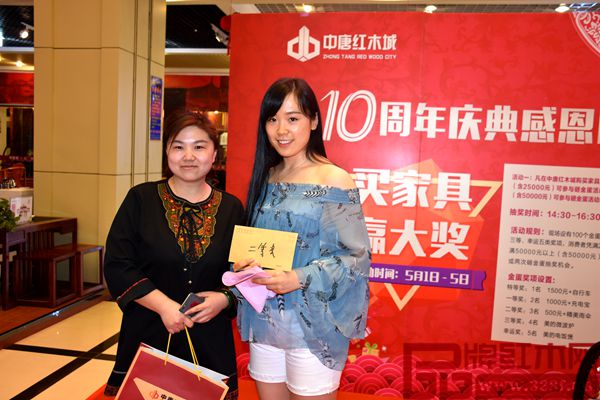 “好開心,手里拿的是抽到的二等獎(jiǎng)現(xiàn)金哦” “好開心,手里拿的是抽到的二等獎(jiǎng)現(xiàn)金哦”