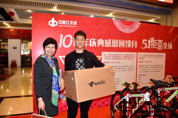 “看我手里抱著的獎(jiǎng)品,都佩服自己的好運(yùn)氣了” “看我手里抱著的獎(jiǎng)品,都佩服自己的好運(yùn)氣了”