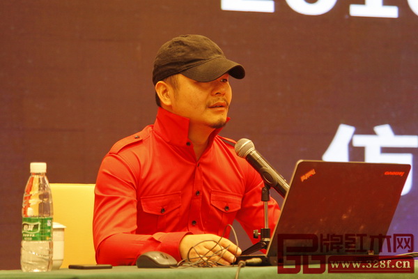 中國品牌發(fā)展終身推動者、楊六營銷策劃創(chuàng)始人、葉茂中策劃機構(gòu)合作伙伴楊六作為此次“2017明日之星·品牌發(fā)展大會”的培訓(xùn)講師 中國品牌發(fā)展終身推動者、楊六營銷策劃創(chuàng)始人、葉茂中策劃機構(gòu)合作伙伴楊六作為此次“2017明日之星·品牌發(fā)展大會”的培訓(xùn)講師