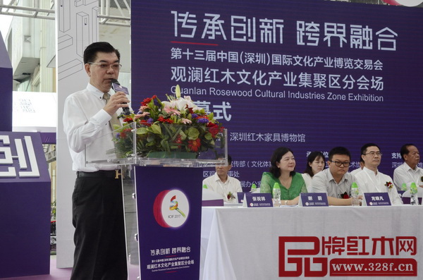 深圳市紅木文化藝術(shù)協(xié)會(huì)會(huì)長、深發(fā)紅木董事長張祝林致辭 深圳市紅木文化藝術(shù)協(xié)會(huì)會(huì)長、深發(fā)紅木董事長張祝林致辭