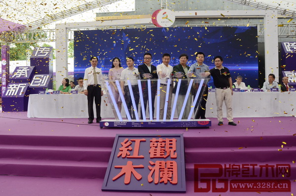 深圳市紅木文化藝術(shù)協(xié)會(huì)會(huì)長張祝林(左一)、中國工藝美術(shù)協(xié)會(huì)副會(huì)長 王志杰(左五)、文化中國投資基金管理有限公司總裁 蔡麗才(左四)、中國收藏家協(xié)會(huì)秘書長 黃俊霖(右二)、香港緬甸商會(huì)主席 汪振富(右三)、深圳市委宣傳部文藝處處長 王國猛(左三)、龍華區(qū)委宣傳部副部長、文化體育局局長 付妍(左二)、龍華區(qū)區(qū)長助理 張周興(右一)共同進(jìn)行第十三屆中國(深圳)國際文化產(chǎn)業(yè)博覽交易會(huì)觀瀾紅木文化產(chǎn)業(yè)集聚區(qū)分會(huì)場開幕儀式 深圳市紅木文化藝術(shù)協(xié)會(huì)會(huì)長張祝林(左一)、中國工藝美術(shù)協(xié)會(huì)副會(huì)長 王志杰(左五)、文化中國投資基金管理有限公司總裁 蔡麗才(左四)、中國收藏家協(xié)會(huì)秘書長 黃俊霖(右二)、香港緬甸商會(huì)主席 汪振富(右三)、深圳市委宣傳部文藝處處長 王國猛(左三)、龍華區(qū)委宣傳部副部長、文化體育局局長 付妍(左二)、龍華區(qū)區(qū)長助理 張周興(右一)共同進(jìn)行第十三屆中國(深圳)國際文化產(chǎn)業(yè)博覽交易會(huì)觀瀾紅木文化產(chǎn)業(yè)集聚區(qū)分會(huì)場開幕儀式
