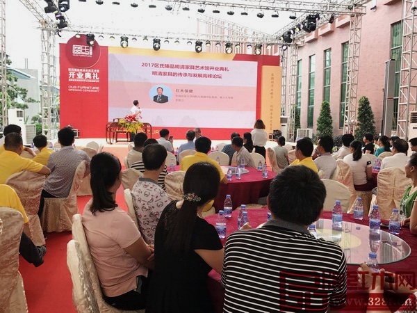 全聯(lián)藝術(shù)紅木家具專業(yè)委員會專家顧問、華南農(nóng)業(yè)大學(xué)博士生導(dǎo)師李凱夫展開了關(guān)于海南黃花梨、小葉紫檀、大紅酸枝等紅木材質(zhì)保健功能的專題講座