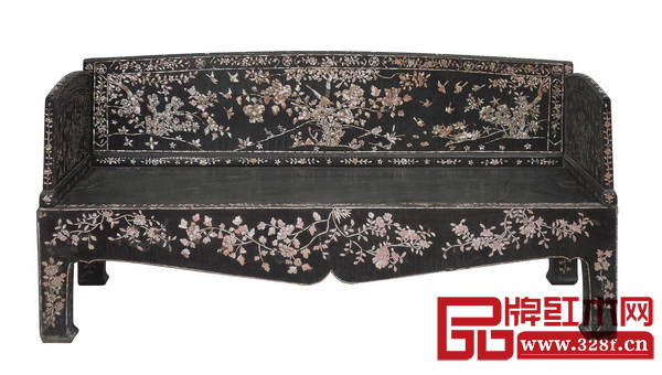 《明 黑漆嵌硬螺鈿花鳥羅漢床》,為故宮博物院收藏,具有極高的藝術(shù)價值和歷史價值 《明 黑漆嵌硬螺鈿花鳥羅漢床》,為故宮博物院收藏,具有極高的藝術(shù)價值和歷史價值