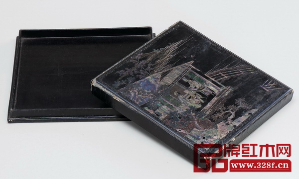 《清中期 黑漆嵌螺鈿山水人物方盒》,為王世襄舊藏藏品。此盒久經(jīng)歷史輾轉(zhuǎn),細處的部分漆皮已剝落,但工藝之考究制作之精美不言而喻 《清中期 黑漆嵌螺鈿山水人物方盒》,為王世襄舊藏藏品。此盒久經(jīng)歷史輾轉(zhuǎn),細處的部分漆皮已剝落,但工藝之考究制作之精美不言而喻