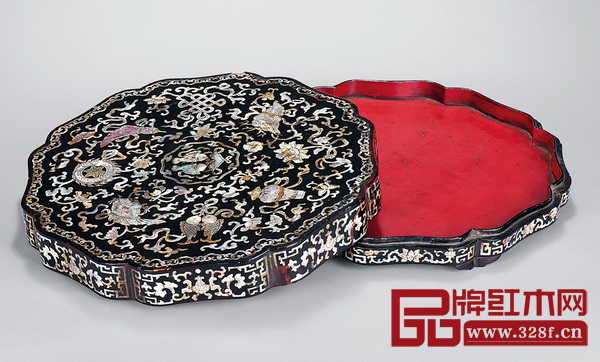 《清乾隆 大漆嵌螺鈿八寶紋葵花形捧盒》,鑲嵌纖巧精工,螺鈿上施陰線刻劃莖脈,蓮葉瓔珞近似隨風浮動,婉轉(zhuǎn)自然,色澤光彩奪目生輝 《清乾隆 大漆嵌螺鈿八寶紋葵花形捧盒》,鑲嵌纖巧精工,螺鈿上施陰線刻劃莖脈,蓮葉瓔珞近似隨風浮動,婉轉(zhuǎn)自然,色澤光彩奪目生輝