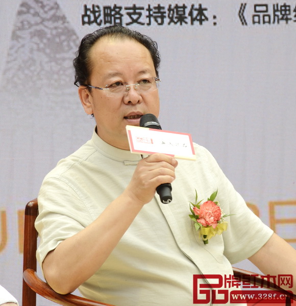 中國家具協(xié)會傳統(tǒng)家具專業(yè)委員會主席團主席楊波認為，區(qū)氏臻品的成功與董事長區(qū)勝春過去的收藏與修復經歷分不開