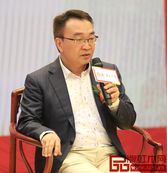 香港恒藝館館長、香港資深收藏家王就穩(wěn)表示，值得收藏的經典明清家具應該在材料、工藝、設計上達到精益求精的標準