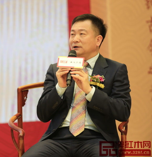 明清家具資深藏家廖海輝指出，中國傳統(tǒng)家具非常適合用于家中，且在不同場景有不同演繹