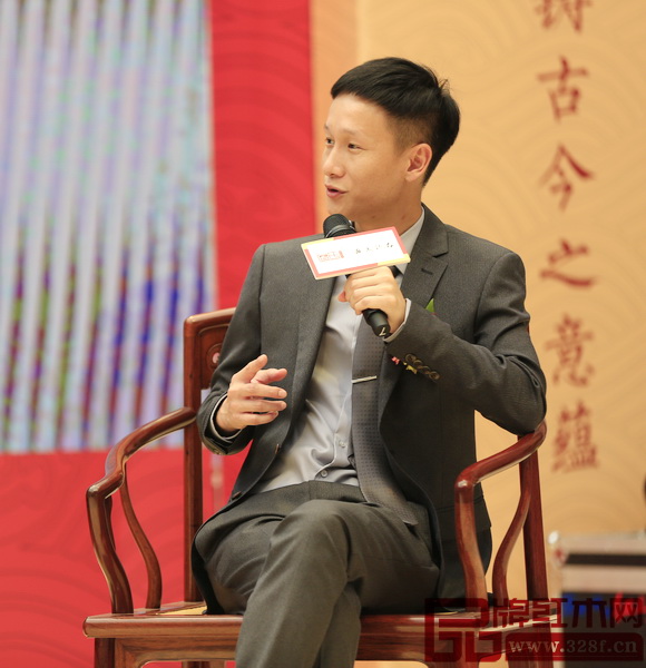 “明清家具的傳承與發(fā)展高峰論壇”上，區(qū)氏臻品總經理區(qū)錦澤從四個方面總結了區(qū)氏臻品的發(fā)展觀