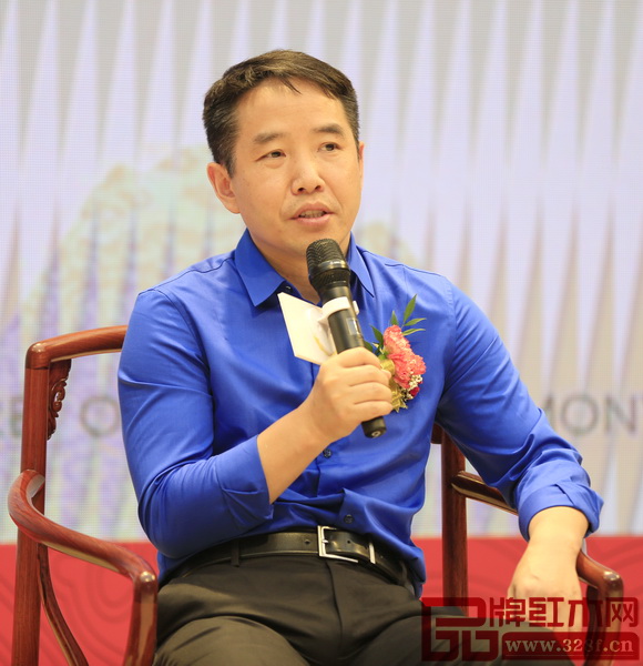 中國家具協(xié)會傳統(tǒng)家具專業(yè)委員會主席團主席鄧雪松指出,傳統(tǒng)家具最重要的是器型、文化與藝術品位 中國家具協(xié)會傳統(tǒng)家具專業(yè)委員會主席團主席鄧雪松指出,傳統(tǒng)家具最重要的是器型、文化與藝術品位