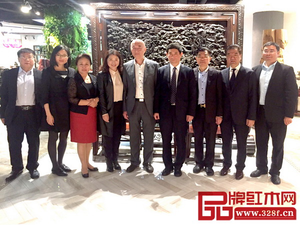 中國家具協(xié)會理事長朱長嶺（右四）在深圳紅木文化藝術(shù)協(xié)會會長張祝林（右三）、常務(wù)副會長谷建芳(右二）、秘書長唐明君（左四）等一行陪同下蒞臨泰和園當(dāng)代中式生活藝術(shù)鑒賞中心，并與董事長邵湘文（左五）合影留念