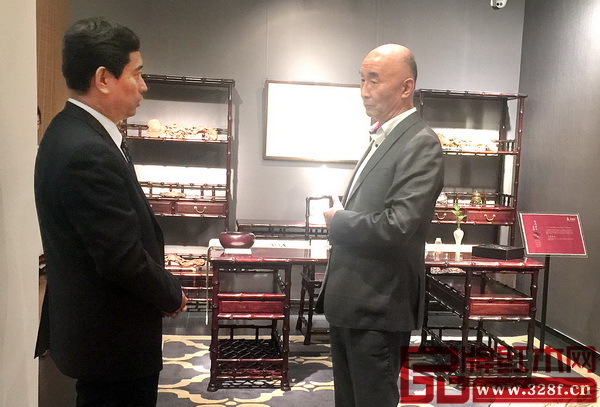朱長嶺理事長(左)與泰和園董事長邵湘文(右)一起品鑒泰和園《當(dāng)代君子書房系列》、《當(dāng)代君子長茶臺》等精品,并對該系列產(chǎn)品給予了高度評價 朱長嶺理事長(左)與泰和園董事長邵湘文(右)一起品鑒泰和園《當(dāng)代君子書房系列》、《當(dāng)代君子長茶臺》等精品,并對該系列產(chǎn)品給予了高度評價