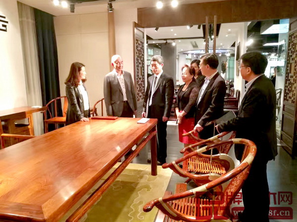 朱長嶺理事長(左)與泰和園董事長邵湘文(右)一起品鑒泰和園《當(dāng)代君子書房系列》、《當(dāng)代君子長茶臺》等精品,并對該系列產(chǎn)品給予了高度評價 朱長嶺理事長(左)與泰和園董事長邵湘文(右)一起品鑒泰和園《當(dāng)代君子書房系列》、《當(dāng)代君子長茶臺》等精品,并對該系列產(chǎn)品給予了高度評價