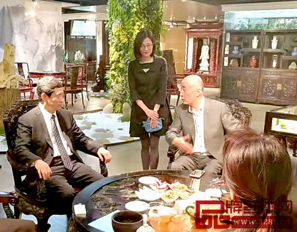 朱長嶺理事長(左)就“當(dāng)代藝術(shù)紅木家具”的發(fā)展,與泰和園董事長邵湘文(左三)進(jìn)行了深入的探討與交流 朱長嶺理事長(左)就“當(dāng)代藝術(shù)紅木家具”的發(fā)展,與泰和園董事長邵湘文(左三)進(jìn)行了深入的探討與交流