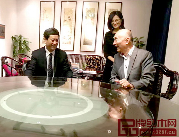 中國家具協(xié)會理事長朱長嶺(左)贊嘆泰和園乃中國紅木家具民族品牌的代表,與泰和園董事長邵湘文(右)相談甚歡 中國家具協(xié)會理事長朱長嶺(左)贊嘆泰和園乃中國紅木家具民族品牌的代表,與泰和園董事長邵湘文(右)相談甚歡