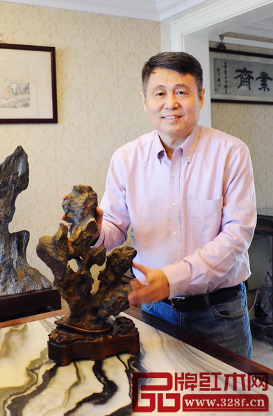 張輝 明清家具研究學(xué)者、全聯(lián)藝術(shù)紅木家具專業(yè)委員會(huì)專家顧問 張輝 明清家具研究學(xué)者、全聯(lián)藝術(shù)紅木家具專業(yè)委員會(huì)專家顧問