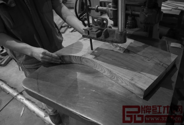 開料堅持無蟲眼、無白邊、無補丁的“三無標準” 開料堅持無蟲眼、無白邊、無補丁的“三無標準”