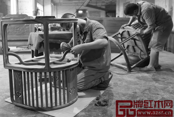 手工刮磨,確保線條流暢和手感平滑 手工刮磨,確保線條流暢和手感平滑