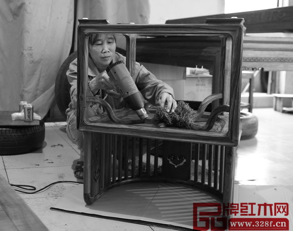 經(jīng)過燙蠟后的新明式紅木家具色澤濕潤晶瑩 經(jīng)過燙蠟后的新明式紅木家具色澤濕潤晶瑩