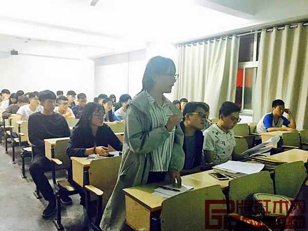 山東工藝美術(shù)學(xué)院學(xué)生向就“紅古軒杯”新中式家具設(shè)計(jì)大賽相關(guān)事項(xiàng)提問