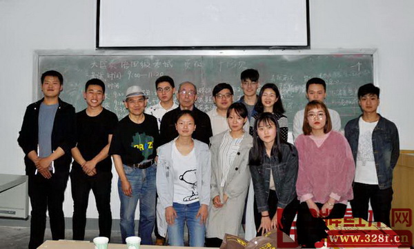 山東工藝美術(shù)學(xué)院學(xué)生與“紅古軒杯”新中式家具設(shè)計(jì)大賽組委會(huì)成員合影