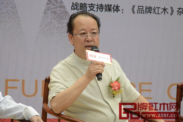 中國家具協(xié)會(huì)傳統(tǒng)家具專業(yè)委員會(huì)主席團(tuán)主席楊波 中國家具協(xié)會(huì)傳統(tǒng)家具專業(yè)委員會(huì)主席團(tuán)主席楊波