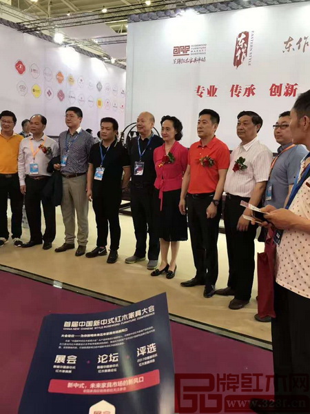 首屆新中式紅木家具大會宣傳單與眾多行業(yè)領導同框亮相武漢家具展開幕式 首屆新中式紅木家具大會宣傳單與眾多行業(yè)領導同框亮相武漢家具展開幕式