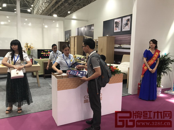 首屆新中式紅木家具大會組委會的干事到武漢家具展參展企業(yè)前推廣首屆新中式紅木家具大會 首屆新中式紅木家具大會組委會的干事到武漢家具展參展企業(yè)前推廣首屆新中式紅木家具大會