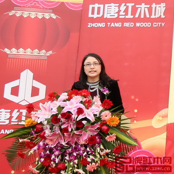 河北省家具協(xié)會會長李鳳婕致辭